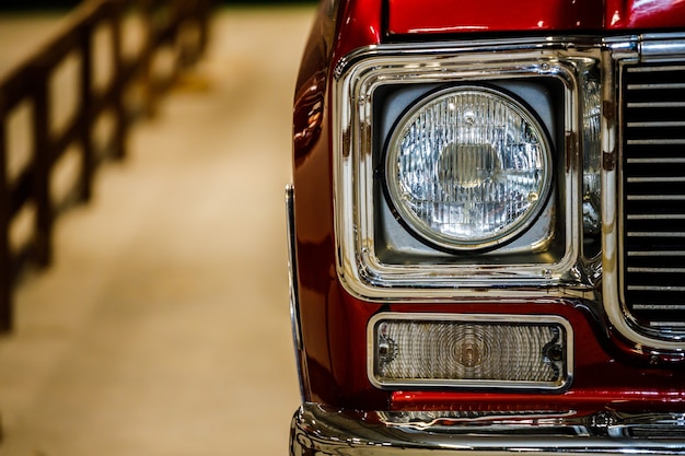 Lindo carro retrô de cor vermelha. fechar-se