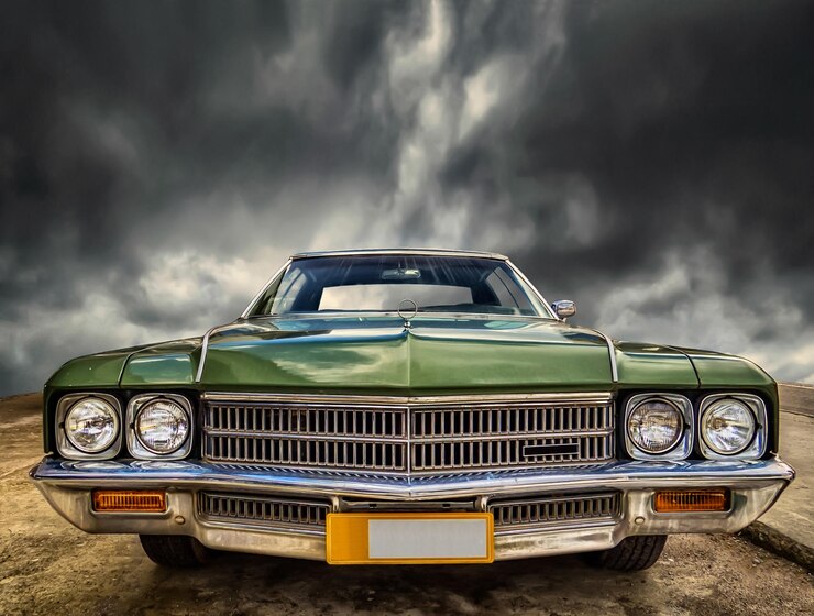 Foto lindo carro retrô fica contra um céu nublado