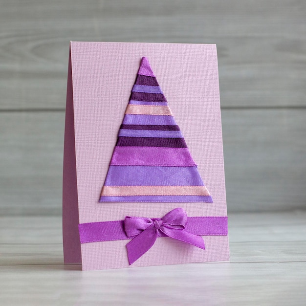 Lindo cartão de natal artesanal lilás e roxo com fitas de cetim