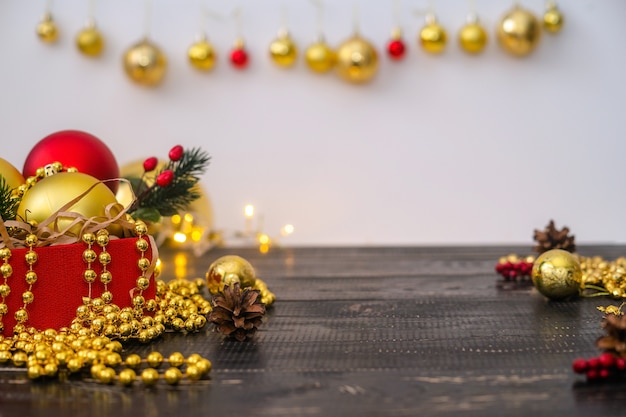 Lindo cartão de Natal com brinquedos de Natal vermelhos e dourados