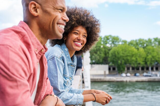 Lindo casal afro-americano apaixonado visitando Paris