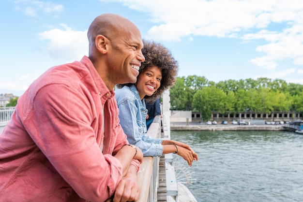 Lindo casal afro-americano apaixonado visitando Paris