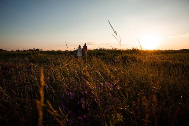 Lindo casal andando no campo de verão