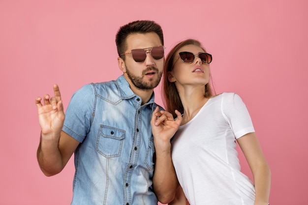 Foto lindo casal apaixonado divirta-se