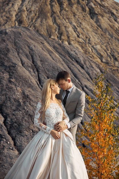 Lindo casal apaixonado em uma paisagem fabulosa, casamento na natureza, amor beijo e abraço.