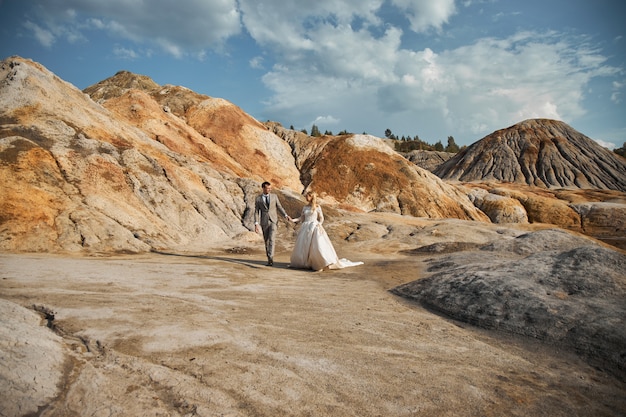 Lindo casal apaixonado em uma paisagem fabulosa, casamento na natureza, amor beijo e abraço.