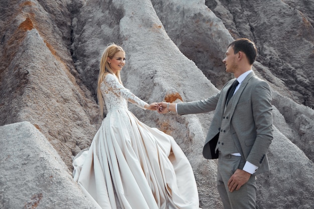 Lindo casal apaixonado em uma paisagem fabulosa