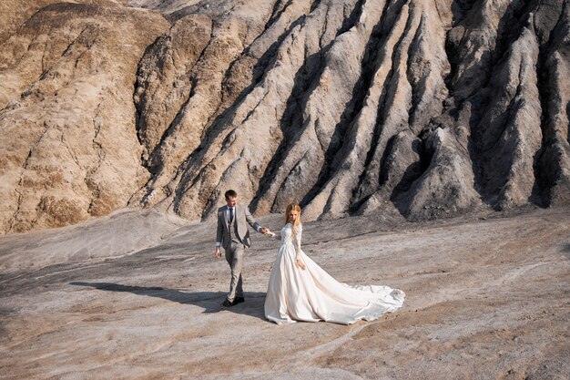 Lindo casal apaixonado em uma paisagem fabulosa