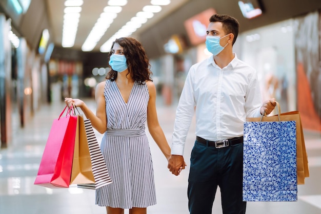 Lindo casal apaixonado fazendo compras juntos Conceito de sexta-feira negra