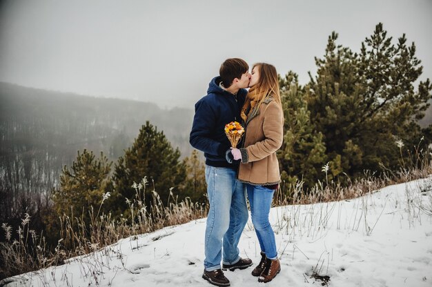 Lindo casal apaixonado posando no inverno