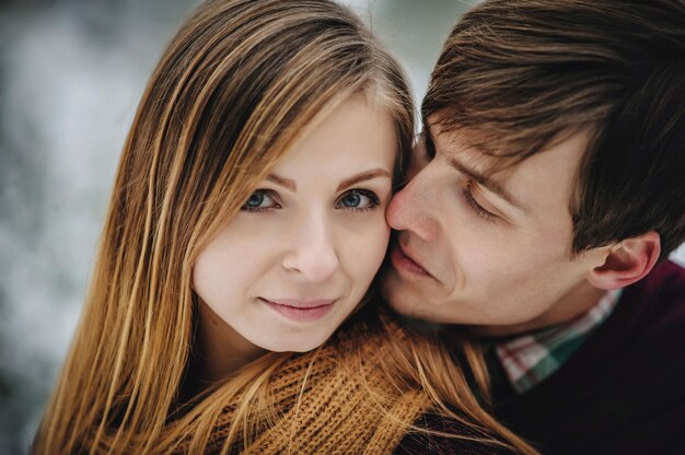 Lindo casal apaixonado posando no inverno