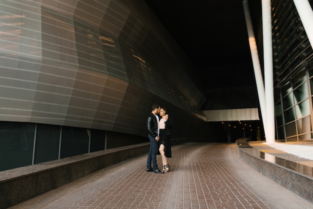 Lindo casal apaixonado se ama e abraça