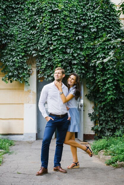 lindo casal apaixonado, um garoto e uma garota, se divertem no tempo livre, andando pelas ruas da cidade