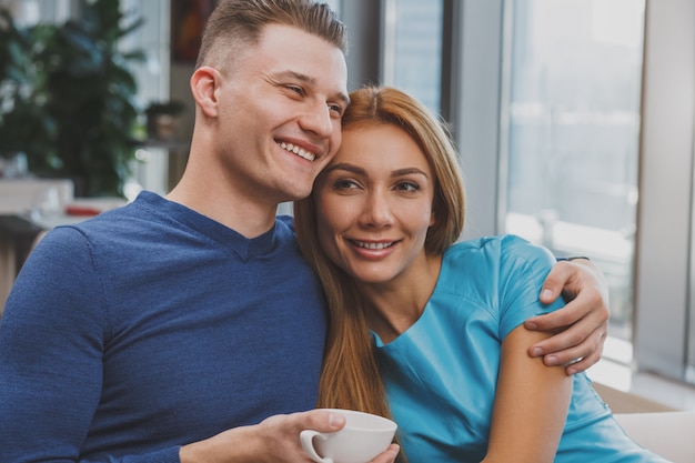 Lindo casal apreciando o café da manhã juntos no restaurante