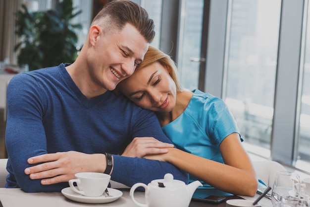 Lindo casal apreciando o café da manhã juntos no restaurante