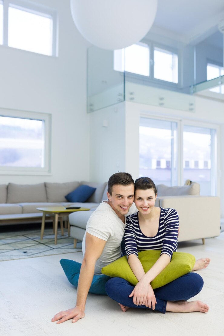 Foto lindo casal aproveitando o tempo livre sentado no chão em sua sala de estar em casa