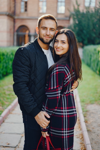 Lindo casal caminhando pelo parque durante o outono