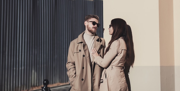 Lindo casal com casaco elegante na cidade