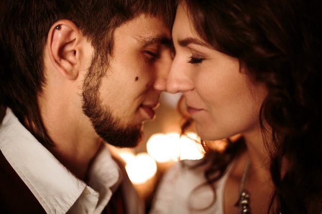 Lindo casal com olhos fechados beijando