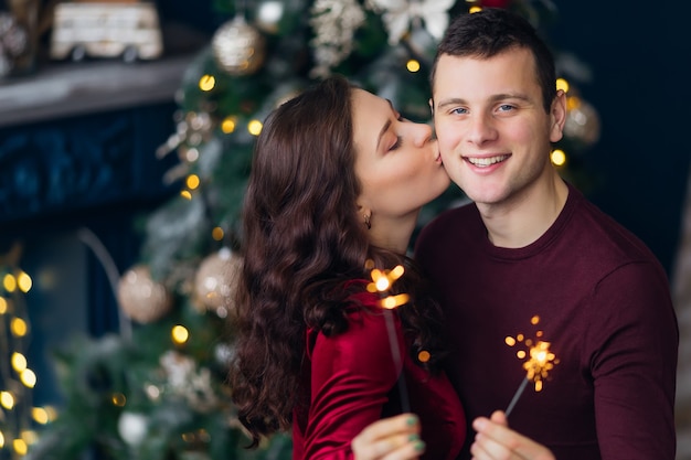 Lindo casal comemorando natal