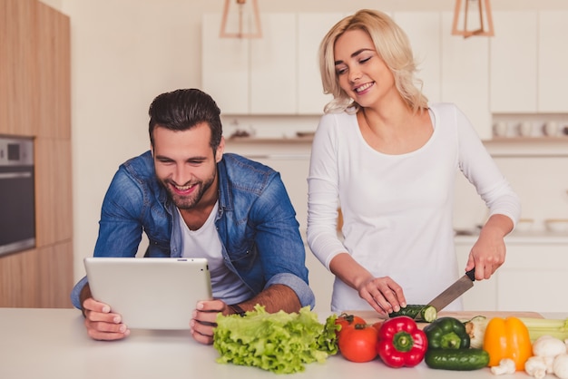 Lindo casal cozinhar