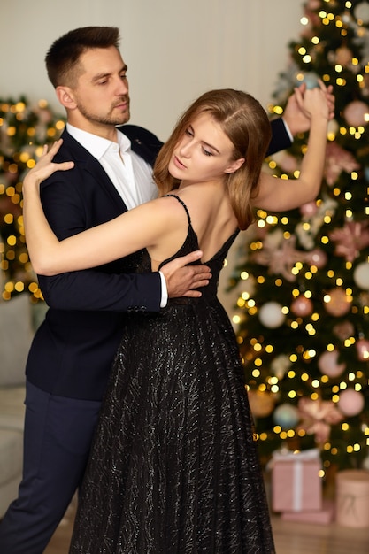 Lindo casal dançando na sala