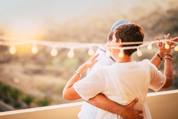 Lindo casal dançando no terraço