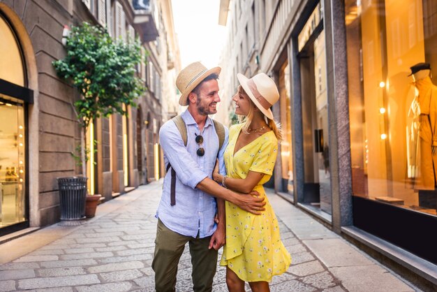 Lindo casal de amantes fazendo compras no centro da cidade. turistas divertidos que visitam uma famosa cidade europeia