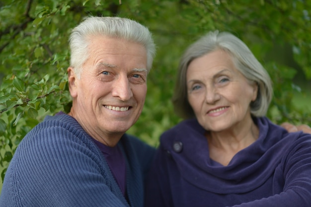 Lindo casal de idosos caucasianos no parque