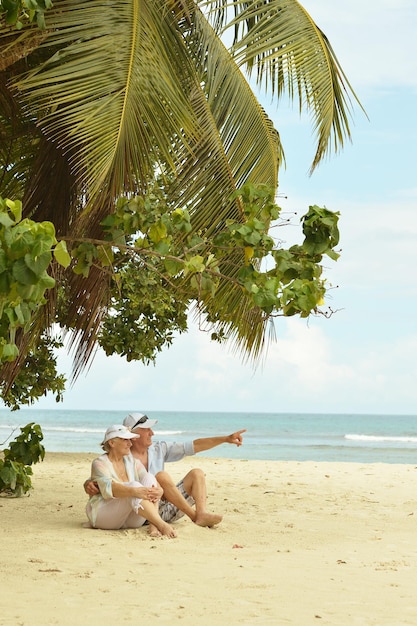 Lindo casal de idosos felizes descansando em resort tropical