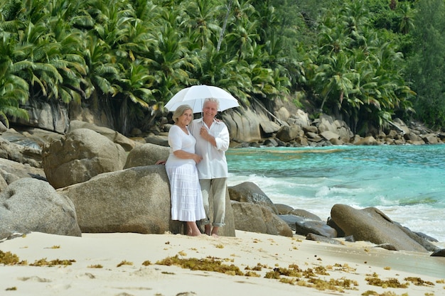 Lindo casal de idosos felizes descansando em resort tropical