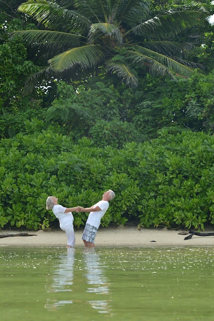 Lindo casal de idosos felizes descansando em resort tropical