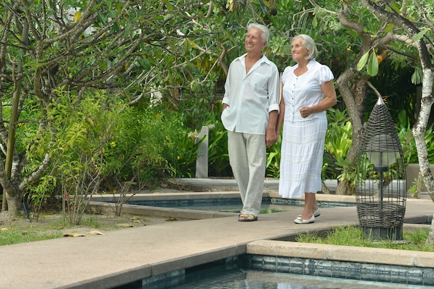 Lindo casal de idosos felizes descansando em resort tropical