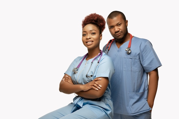 Lindo casal de médicos afro-americanos em branco