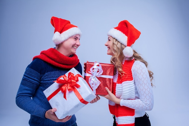 Lindo casal de natal segurando presentes