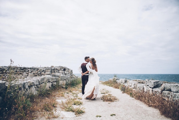 Lindo casal de noivos boho