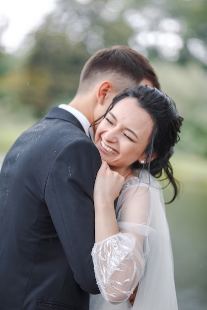 Lindo casal de noivos curtindo o casamento