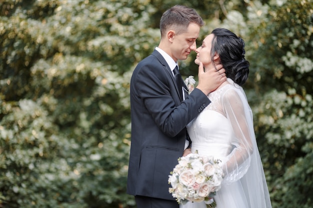 Lindo casal de noivos curtindo o casamento