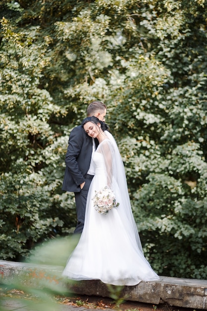 Lindo casal de noivos curtindo o casamento