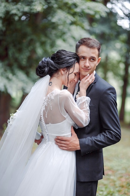 Lindo casal de noivos curtindo o casamento