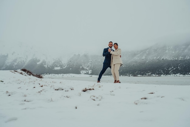 Lindo casal de noivos em seu casamento de inverno