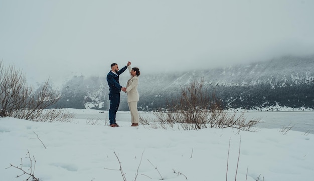 Lindo casal de noivos em seu casamento de inverno