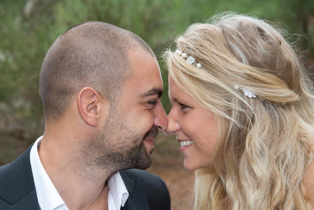 Lindo casal de noivos está curtindo o casamento