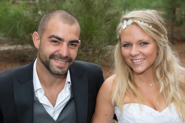 Lindo casal de noivos está curtindo o casamento