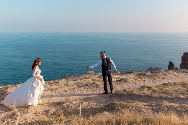 Lindo casal de noivos feliz com mar