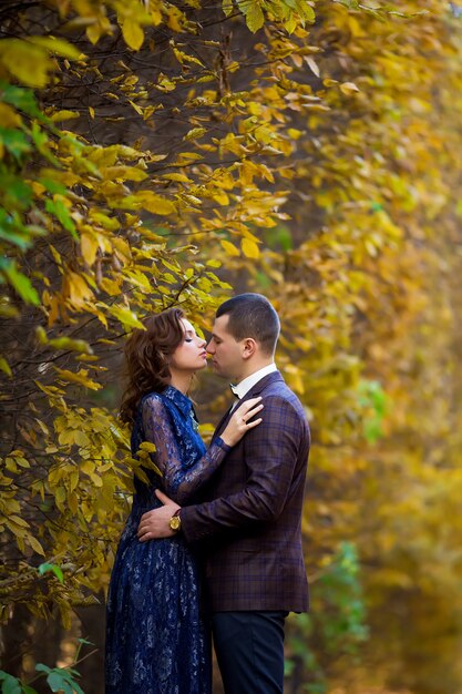 Lindo casal de noivos no parque.