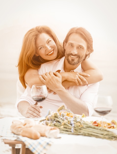 Lindo casal descansando ao ar livre, mulher feliz, abraçando o homem dela.