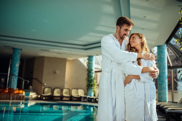 Foto lindo casal desfrutando no spa