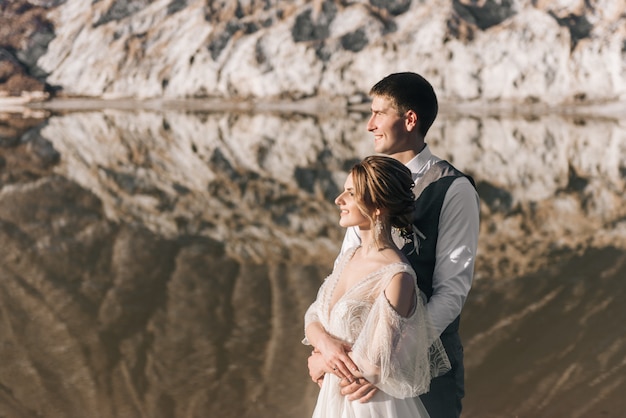 Lindo casal elegante de noivos apaixonados em uma bela natureza natural sal montanhas e pedreiras