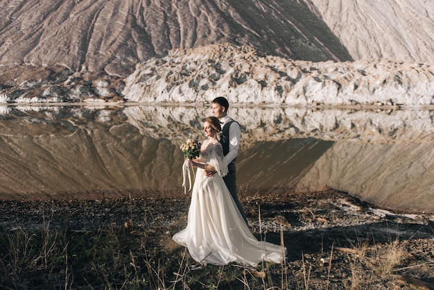 Lindo casal elegante de noivos apaixonados em uma bela natureza natural sal montanhas e pedreiras